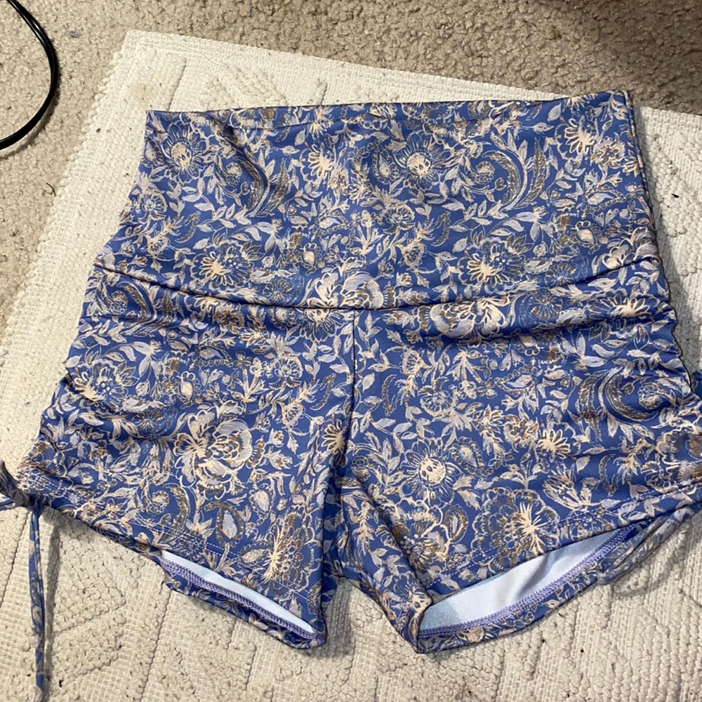 🦄 3/$15 SALE! Free People Blue and Beige Floral Shorts